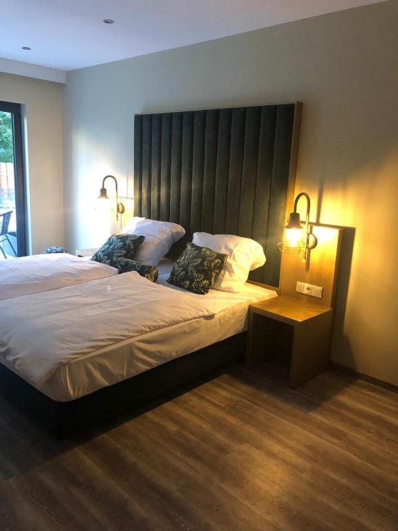 Blick auf das Bett im Doppelzimmer mit Balkon im Hotel Athen in Kelsterbach