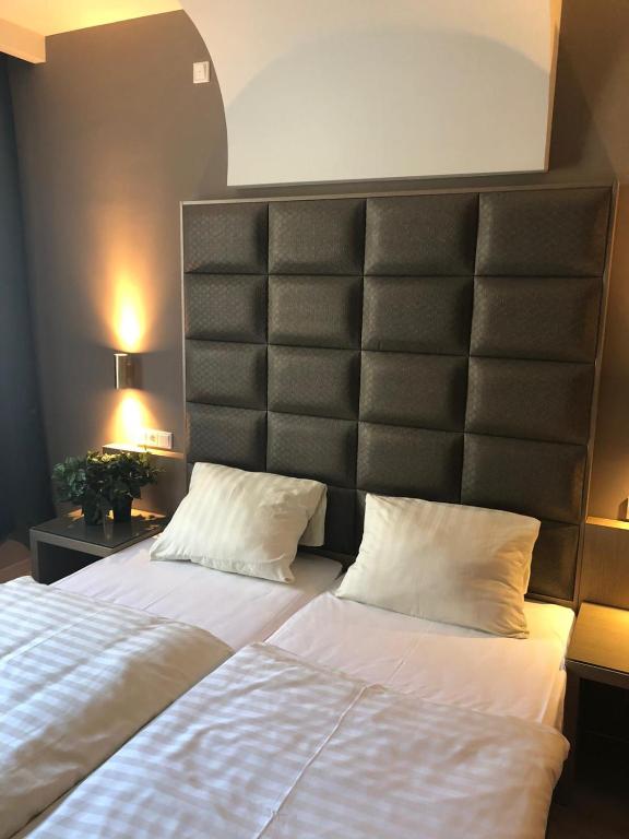 Blick auf das Bett im Doppelzimmer im Hotel Athen in Kelsterbach