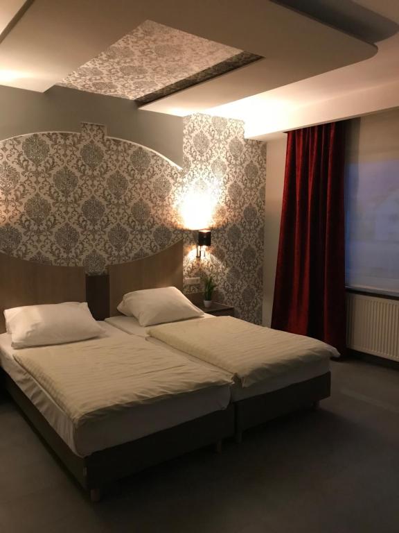 Blick auf das Bett im Doppelzimmer im Hotel Athen in Kelsterbach