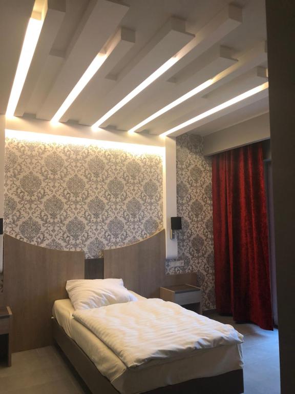 Blick auf das Bett im Einzelzimmer im Hotel Athen in Kelsterbach