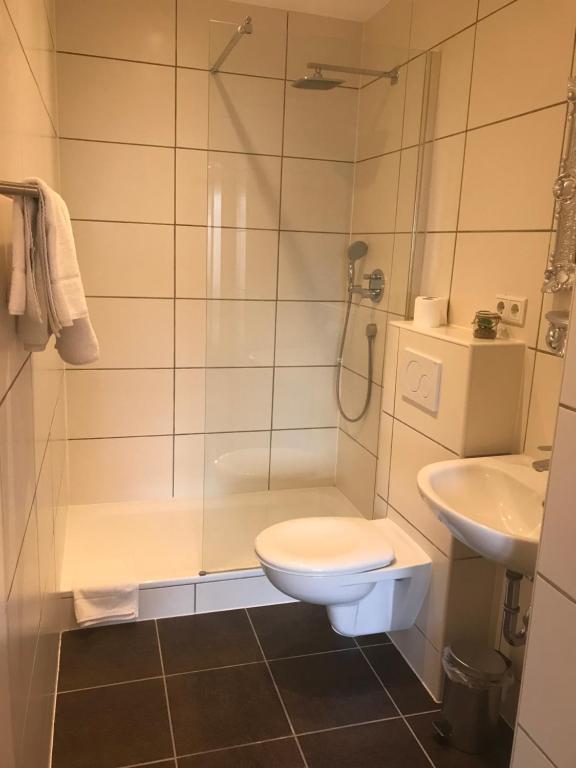 Badezimmer im Einzelzimmer des Hotel Athen in Kelsterbach